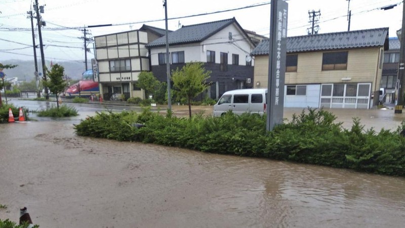 Foto udara menujukkan kendaraan dan rumah yang terendam akibat hujan deras di kota Wajima, Prefektur Ishikawa, Jepang, Minggu (21/9/2024). (via REUTERS/KYODO)