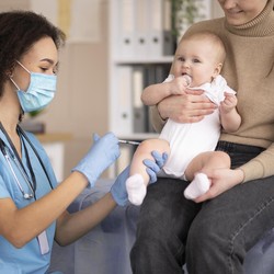 Alasan Sebenarnya Jangan Cium Bayi Menurut Ahli Biologi