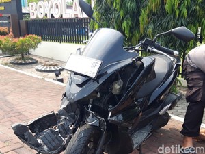 Motor Seruduk Taksi Online di Boyolali, Pembonceng Terpental Masuk Parit
