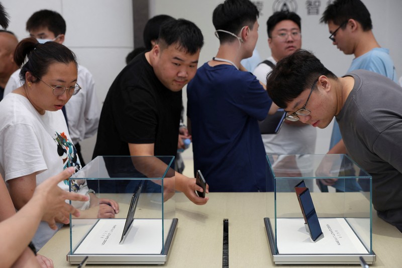 Orang-orang mengantre untuk melihat ponsel utama Huawei pintar lipat tiga Huawei Mate XT mulai dijual di Beijing, Tiongkok, 20 September 2024. (REUTERS/Wang Jiawei) Orang-orang mengantre untuk melihat ponsel utama Huawei pintar lipat tiga Huawei Mate XT mulai dijual di Beijing, Tiongkok, 20 September 2024. (REUTERS/Wang Jiawei)