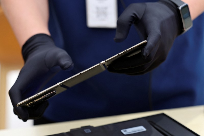 Orang-orang mengantre untuk melihat ponsel utama Huawei pintar lipat tiga Huawei Mate XT mulai dijual di Beijing, Tiongkok, 20 September 2024. (REUTERS/Wang Jiawei) Orang-orang mengantre untuk melihat ponsel utama Huawei pintar lipat tiga Huawei Mate XT mulai dijual di Beijing, Tiongkok, 20 September 2024. (REUTERS/Wang Jiawei)