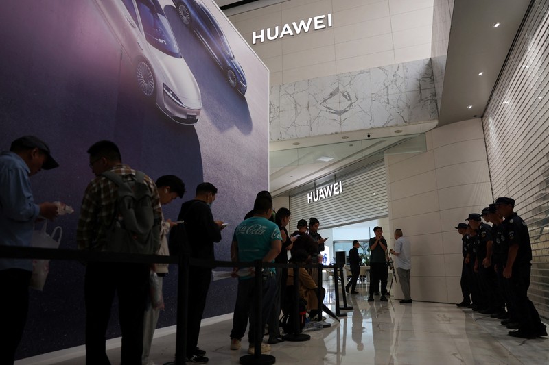Orang-orang mengantre untuk melihat ponsel utama Huawei pintar lipat tiga Huawei Mate XT mulai dijual di Beijing, Tiongkok, 20 September 2024. (REUTERS/Wang Jiawei) Orang-orang mengantre untuk melihat ponsel utama Huawei pintar lipat tiga Huawei Mate XT mulai dijual di Beijing, Tiongkok, 20 September 2024. (REUTERS/Wang Jiawei)
