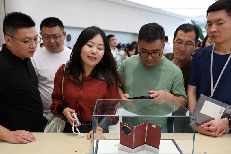 Orang-orang mengantre untuk melihat ponsel utama Huawei pintar lipat tiga Huawei Mate XT mulai dijual di Beijing, Tiongkok, 20 September 2024. (REUTERS/Wang Jiawei) Orang-orang mengantre untuk melihat ponsel utama Huawei pintar lipat tiga Huawei Mate XT mulai dijual di Beijing, Tiongkok, 20 September 2024. (REUTERS/Wang Jiawei)