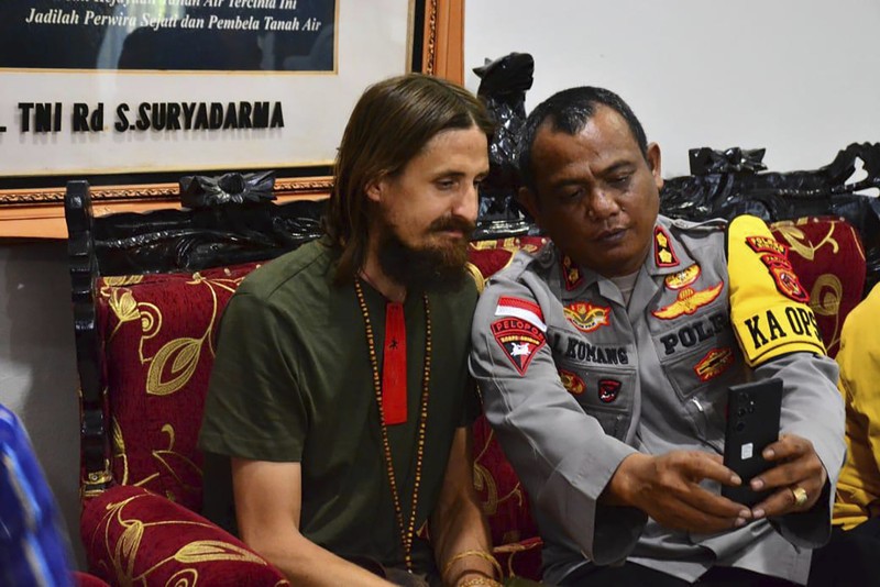 Pilot Susi Air, Philip Mark Mehrtens, usai dibebaskan dari KKB di Papua, Sabtu (21/9/2024). (AFP/HANDOUT)
