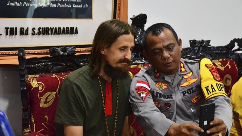 Pilot Susi Air, Philip Mark Mehrtens, usai dibebaskan dari KKB di Papua, Sabtu (21/9/2024). (AFP/HANDOUT)