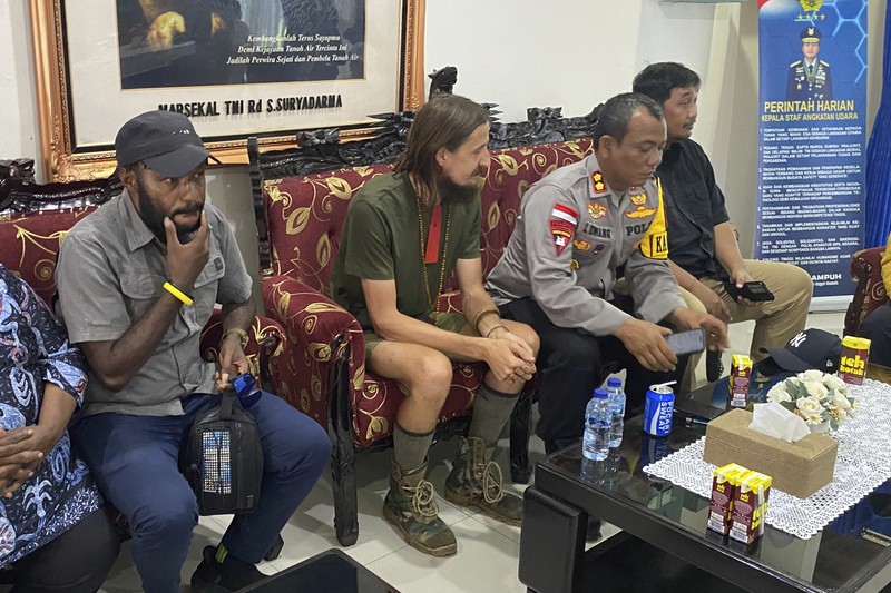 Pilot Susi Air, Philip Mark Mehrtens, usai dibebaskan dari KKB di Papua, Sabtu (21/9/2024). (AFP/HANDOUT)