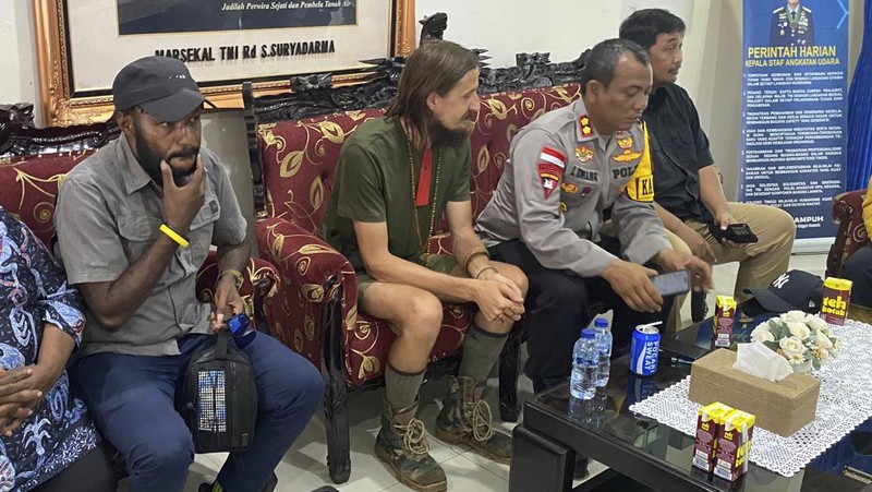 Pilot Susi Air, Philip Mark Mehrtens, usai dibebaskan dari KKB di Papua, Sabtu (21/9/2024). (AFP/HANDOUT)