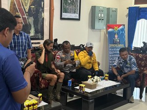 Prabowo Monitor Langsung Pembebasan Pilot Susi Air dari KKB