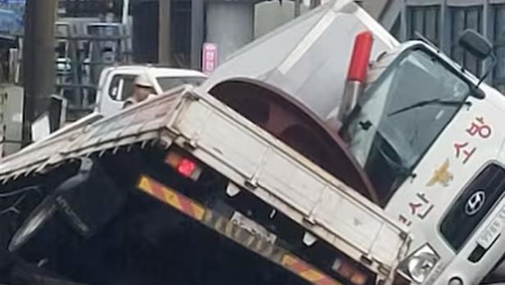 Sebuah lubang pembuangan terbuka di sebuah jalan di Sasang-gu, Busan bagian barat pada Sabtu pagi (21/9/2024). (Tangkapan layar Instagram @thekoreaherald)