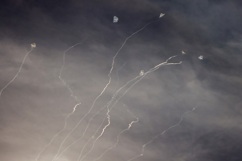 Sistem pertahanan rudal Iron Dome Israel mencegat rudal selama serangan dari Lebanon, di tengah permusuhan lintas batas antara Hizbullah dan Israel, Jumat (20/9/2024). (REUTERS/Jim Urquhart) Sistem pertahanan rudal Iron Dome Israel mencegat rudal selama serangan dari Lebanon, di tengah permusuhan lintas batas antara Hizbullah dan Israel, Jumat (20/9/2024). (REUTERS/Jim Urquhart)