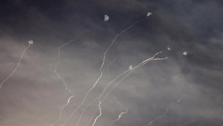 Sistem pertahanan rudal Iron Dome Israel mencegat rudal selama serangan dari Lebanon, di tengah permusuhan lintas batas antara Hizbullah dan Israel, Jumat (20/9/2024). (REUTERS/Jim Urquhart)