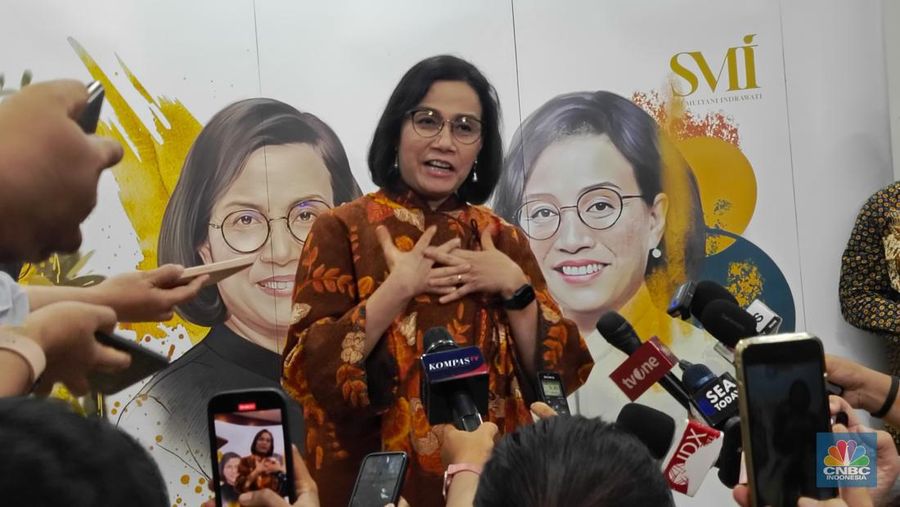Sri Mulyani saat jumpers usai peluncuran buku authorized biography Sri Mulyani No Limits, Reformasi dengan Hati di Gedung Dhanapala, Kementerian Keuangan, Jakarta, Jumat malam (20/9/2024). (CNBC Indonesia/Rosseno Aji Nugroho)