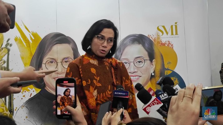 Sri Mulyani saat jumpers usai peluncuran buku authorized biography Sri Mulyani No Limits, Reformasi dengan Hati di Gedung Dhanapala, Kementerian Keuangan, Jakarta, Jumat malam (20/9/2024). (CNBC Indonesia/Rosseno Aji Nugroho)