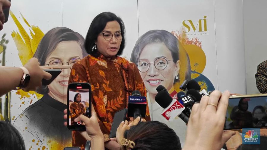 Sri Mulyani saat jumpers usai peluncuran buku authorized biography Sri Mulyani No Limits, Reformasi dengan Hati di Gedung Dhanapala, Kementerian Keuangan, Jakarta, Jumat malam (20/9/2024). (CNBC Indonesia/Rosseno Aji Nugroho)