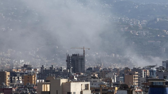 Suasana serangan rudal di pinggiran selatan Beirut Lebanon setelah pasukan Israel menyerang, Jumat, (20/9/2024). (REUTERS/Mohamed Azakir)