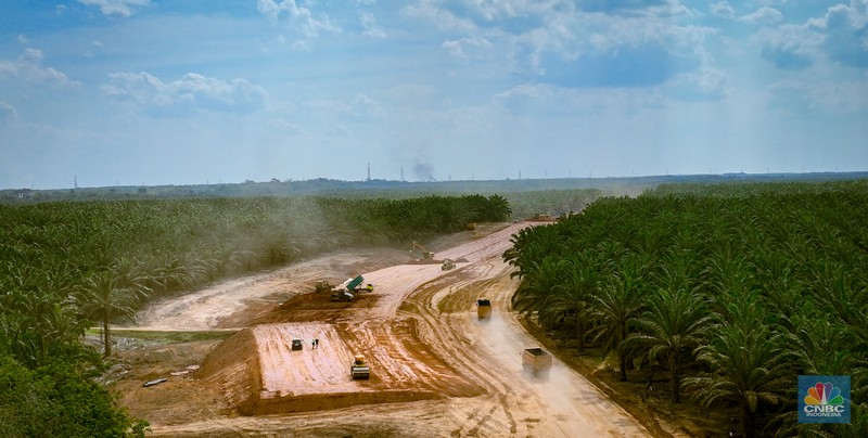 Beberapa pekerja mengoperasikan alat berat untuk meratakan tanah di proyek Tol Betung - Tempino - Jambi seksi 1A di Banyuasin, Palembang, Jumat (20/9/2024). (CNBC Indonesia/Tias Budiarto) Beberapa pekerja mengoperasikan alat berat untuk meratakan tanah di proyek Tol Betung - Tempino - Jambi seksi 1A di Banyuasin, Palembang, Jumat (20/9/2024). (CNBC Indonesia/Tias Budiarto)