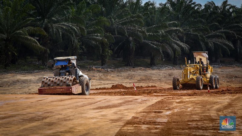 Beberapa pekerja mengoperasikan alat berat untuk meratakan tanah di proyek Tol Betung - Tempino - Jambi seksi 1A di Banyuasin, Palembang, Jumat (20/9/2024). (CNBC Indonesia/Tias Budiarto)