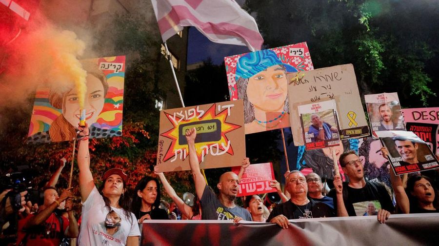 emandangan dari drone menunjukkan orang-orang yang menghadiri protes terhadap pemerintah Israel dan untuk menunjukkan dukungan bagi para sandera yang diculik selama serangan mematikan pada 7 Oktober, di tengah konflik yang sedang berlangsung di Gaza antara Israel dan Hamas, di Tel Aviv, Israel, Sabtu (21/9/2024). (REUTERS/Aviv Atlas)