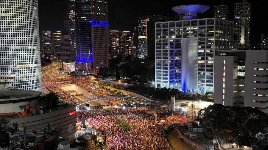 Keluarga dan teman-teman dari sisa sandera yang ditahan di Jalur Gaza oleh kelompok militan Hamas meluncurkan balon udara kecil yang menyerukan pembebasan mereka di Tel Aviv, Israel, Minggu, 9 Juni 2024. Pada hari Sabtu, Israel menyelamatkan empat sandera yang diculik di Gaza. Serangan yang dipimpin Hamas pada 7 Oktober, merupakan operasi pemulihan terbesar sejak perang dimulai di Gaza. (AP Photo/Ariel Schalit)