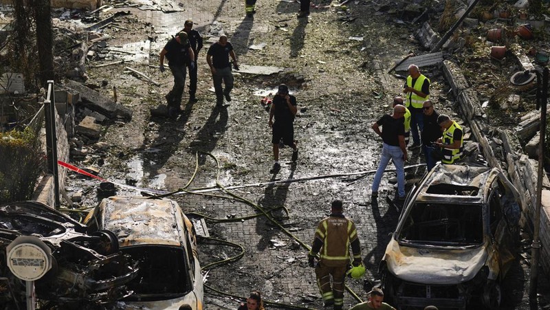 Petugas tanggap darurat bekerja di lokasi rumah-rumah yang rusak akibat serangan roket dari Lebanon, di tengah permusuhan lintas batas antara Hizbullah dan Israel, di Kiryat Bialik, Israe, Minggu (22/9/2024). (REUTERS/Shir Torem)