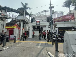 KPU DKI Jakarta Dijaga Ketat Aparat Jelang Penetapan Paslon Pilgub