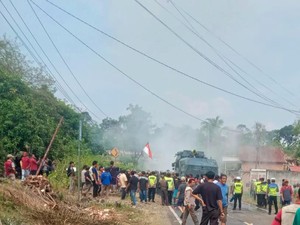 Diduga Pendukung HBA-Heny Gelar Aksi Bakar Ban di Jalinteng Sumatera