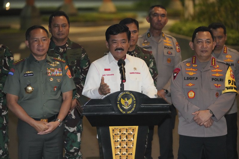 Pilot maskapai Susi Air asal Selandia Baru yang disandera selama lebih dari setahun oleh pemberontak separatis di wilayah Papua, Phillip Mark Mehrtens tiba di Pangkalan Udara Halim Perdanakusuma di Jakarta, Indonesia, Sabtu (21/9/2024). (Yasuyoshi CHIBA / AFP) Pilot maskapai Susi Air asal Selandia Baru yang disandera selama lebih dari setahun oleh pemberontak separatis di wilayah Papua, Phillip Mark Mehrtens tiba di Pangkalan Udara Halim Perdanakusuma di Jakarta, Indonesia, Sabtu (21/9/2024).
(Yasuyoshi CHIBA / AFP)