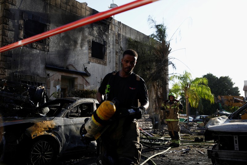 Petugas tanggap darurat bekerja di lokasi rumah-rumah yang rusak akibat serangan roket dari Lebanon, di tengah permusuhan lintas batas antara Hizbullah dan Israel, di Kiryat Bialik, Israe, Minggu (22/9/2024). (REUTERS/Shir Torem) Petugas tanggap darurat bekerja di lokasi rumah-rumah yang rusak akibat serangan roket dari Lebanon, di tengah permusuhan lintas batas antara Hizbullah dan Israel, di Kiryat Bialik, Israe, Minggu (22/9/2024). (REUTERS/Shir Torem)