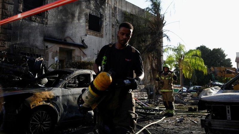 Petugas tanggap darurat bekerja di lokasi rumah-rumah yang rusak akibat serangan roket dari Lebanon, di tengah permusuhan lintas batas antara Hizbullah dan Israel, di Kiryat Bialik, Israe, Minggu (22/9/2024). (REUTERS/Shir Torem)