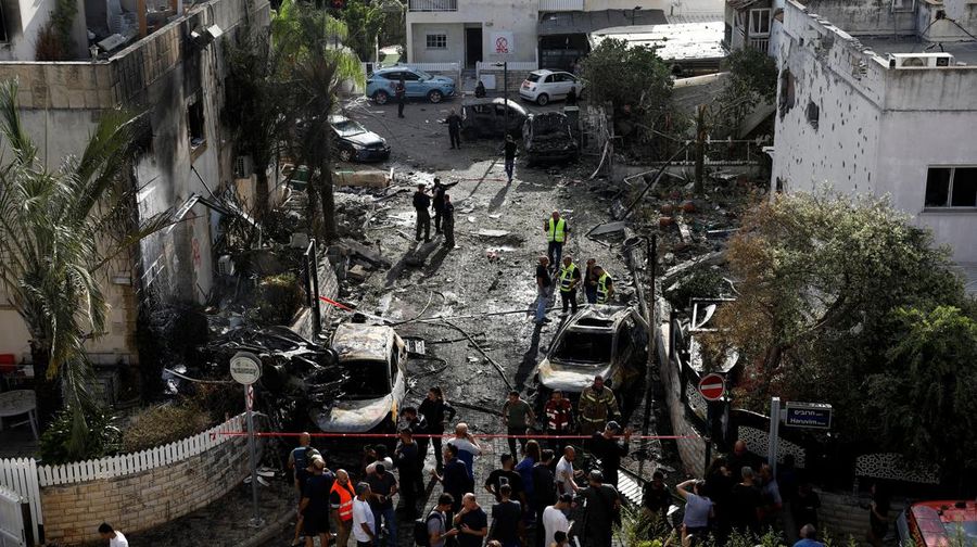 Petugas tanggap darurat bekerja di lokasi rumah-rumah yang rusak akibat serangan roket dari Lebanon, di tengah permusuhan lintas batas antara Hizbullah dan Israel, di Kiryat Bialik, Israe, Minggu (22/9/2024). (REUTERS/Shir Torem)