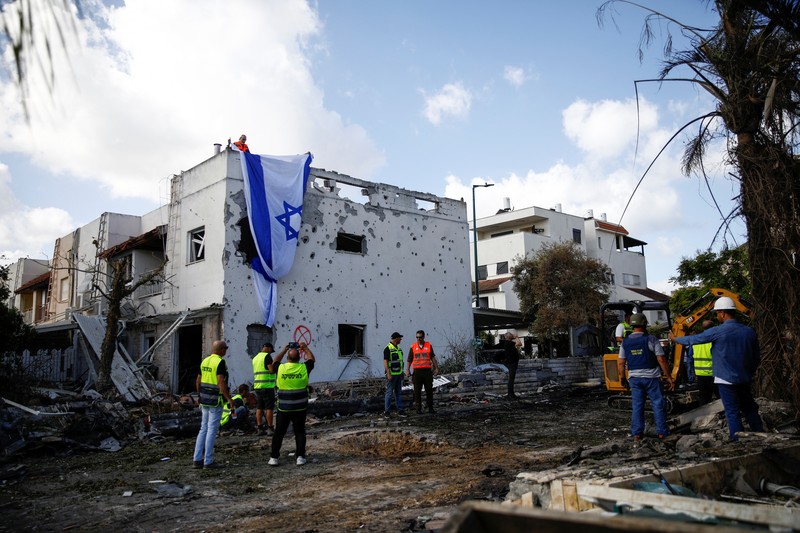 Petugas tanggap darurat bekerja di lokasi rumah-rumah yang rusak akibat serangan roket dari Lebanon, di tengah permusuhan lintas batas antara Hizbullah dan Israel, di Kiryat Bialik, Israe, Minggu (22/9/2024). (REUTERS/Shir Torem) Petugas tanggap darurat bekerja di lokasi rumah-rumah yang rusak akibat serangan roket dari Lebanon, di tengah permusuhan lintas batas antara Hizbullah dan Israel, di Kiryat Bialik, Israe, Minggu (22/9/2024). (REUTERS/Shir Torem)