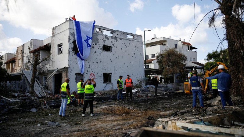 Petugas tanggap darurat bekerja di lokasi rumah-rumah yang rusak akibat serangan roket dari Lebanon, di tengah permusuhan lintas batas antara Hizbullah dan Israel, di Kiryat Bialik, Israe, Minggu (22/9/2024). (REUTERS/Shir Torem)