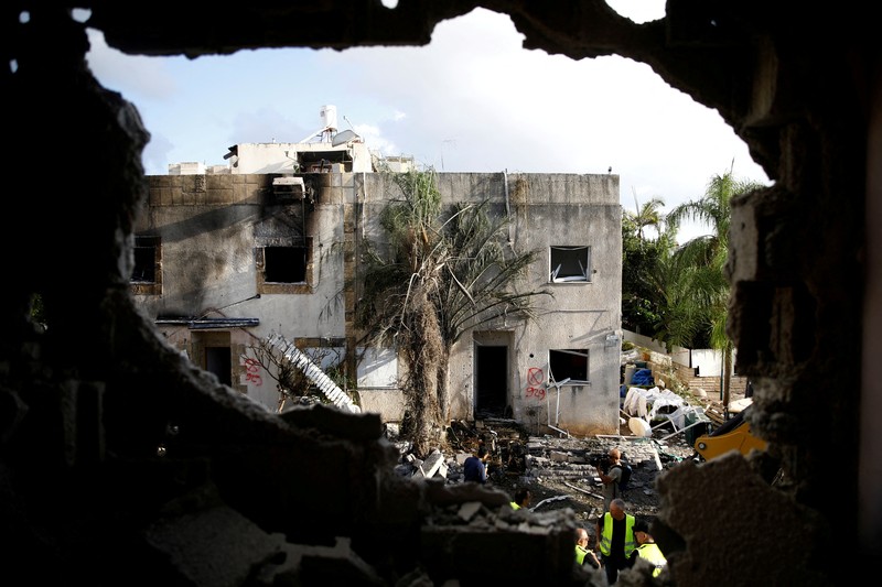 Petugas tanggap darurat bekerja di lokasi rumah-rumah yang rusak akibat serangan roket dari Lebanon, di tengah permusuhan lintas batas antara Hizbullah dan Israel, di Kiryat Bialik, Israe, Minggu (22/9/2024). (REUTERS/Shir Torem)