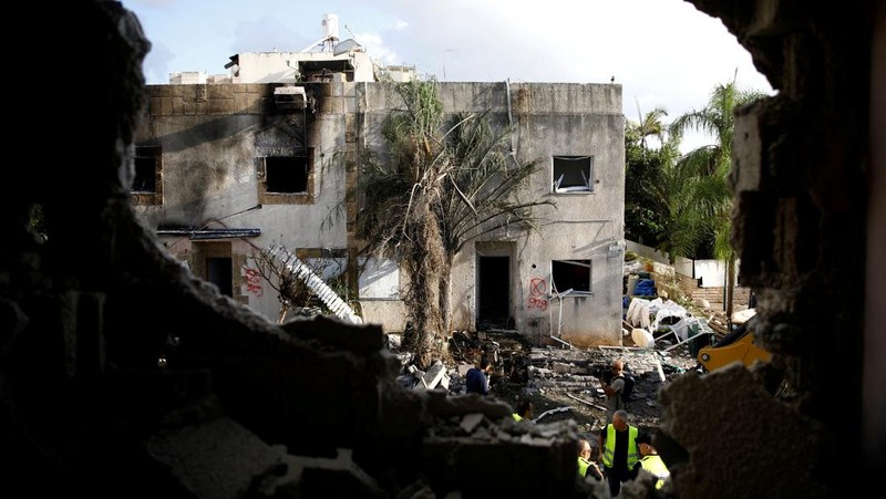 Petugas tanggap darurat bekerja di lokasi rumah-rumah yang rusak akibat serangan roket dari Lebanon, di tengah permusuhan lintas batas antara Hizbullah dan Israel, di Kiryat Bialik, Israe, Minggu (22/9/2024). (REUTERS/Shir Torem)