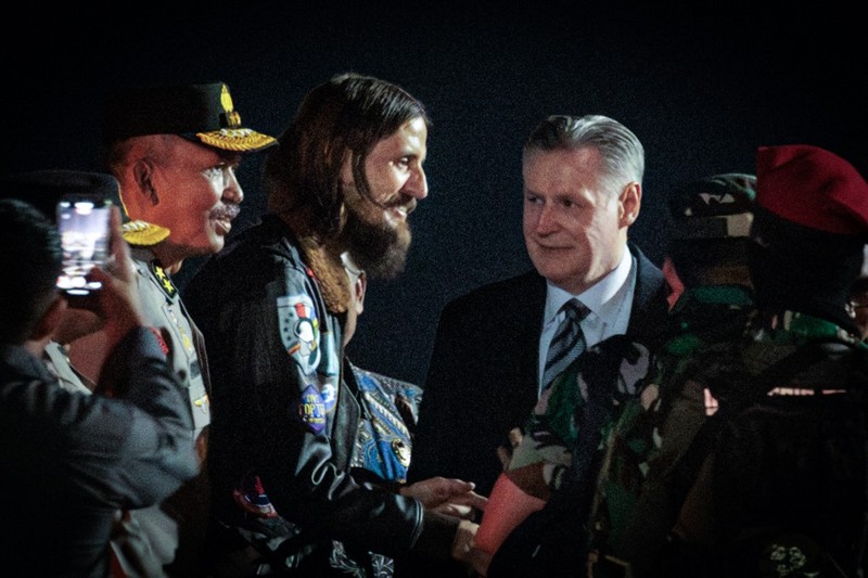 Pilot maskapai Susi Air asal Selandia Baru yang disandera selama lebih dari setahun oleh pemberontak separatis di wilayah Papua, Phillip Mark Mehrtens tiba di Pangkalan Udara Halim Perdanakusuma di Jakarta, Indonesia, Sabtu (21/9/2024). 
(Yasuyoshi CHIBA / AFP)