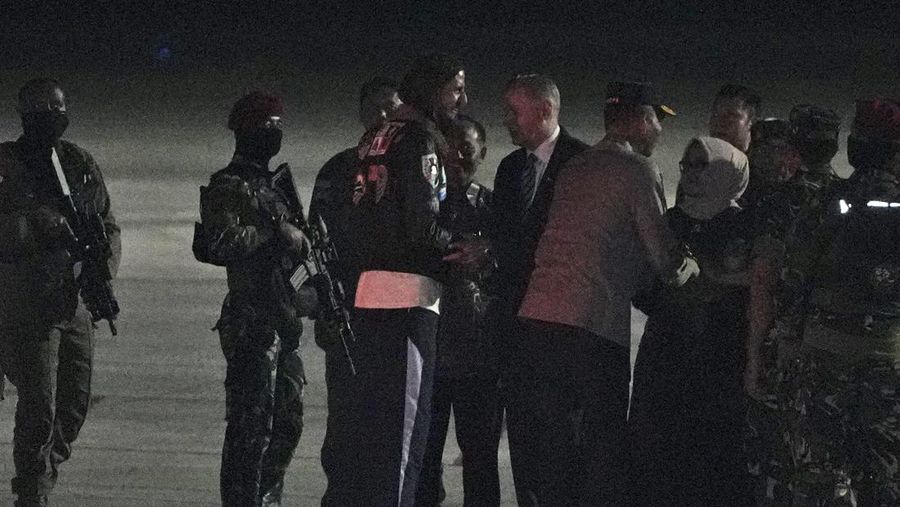 Pilot maskapai Susi Air asal Selandia Baru yang disandera selama lebih dari setahun oleh pemberontak separatis di wilayah Papua, Phillip Mark Mehrtens tiba di Pangkalan Udara Halim Perdanakusuma di Jakarta, Indonesia, Sabtu (21/9/2024). 
(Yasuyoshi CHIBA / AFP)