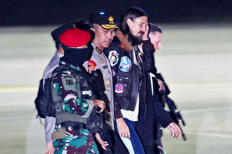 Pilot maskapai Susi Air asal Selandia Baru yang disandera selama lebih dari setahun oleh pemberontak separatis di wilayah Papua, Phillip Mark Mehrtens tiba di Pangkalan Udara Halim Perdanakusuma di Jakarta, Indonesia, Sabtu (21/9/2024). (Yasuyoshi CHIBA / AFP) Pilot maskapai Susi Air asal Selandia Baru yang disandera selama lebih dari setahun oleh pemberontak separatis di wilayah Papua, Phillip Mark Mehrtens tiba di Pangkalan Udara Halim Perdanakusuma di Jakarta, Indonesia, Sabtu (21/9/2024).
(Yasuyoshi CHIBA / AFP)