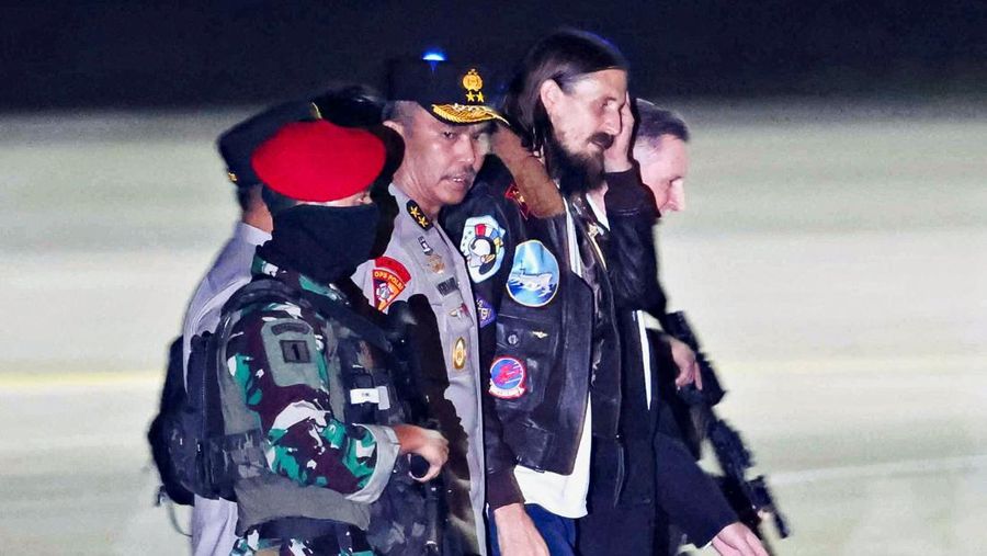 Pilot maskapai Susi Air asal Selandia Baru yang disandera selama lebih dari setahun oleh pemberontak separatis di wilayah Papua, Phillip Mark Mehrtens tiba di Pangkalan Udara Halim Perdanakusuma di Jakarta, Indonesia, Sabtu (21/9/2024). 
(Yasuyoshi CHIBA / AFP)