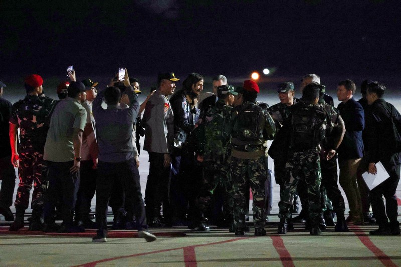 Pilot maskapai Susi Air asal Selandia Baru yang disandera selama lebih dari setahun oleh pemberontak separatis di wilayah Papua, Phillip Mark Mehrtens tiba di Pangkalan Udara Halim Perdanakusuma di Jakarta, Indonesia, Sabtu (21/9/2024). 
(Yasuyoshi CHIBA / AFP)