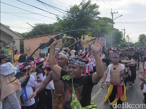 Kirab Sawunggaling Babat Suroboyo, Ribuan Orang Jalan Kaki ke Balai Kota