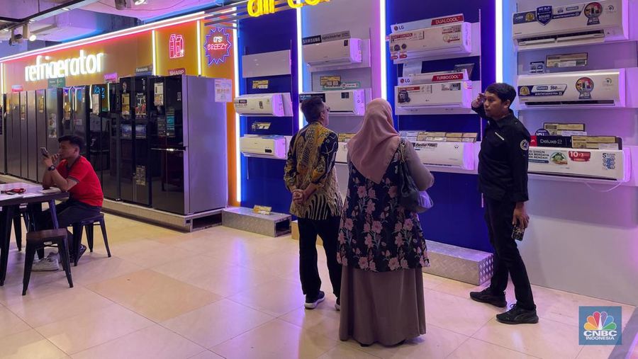 Suasana saat berlangsungnya Full Day Sale di Transmart Cilandak, Jakrta, Minggu (22/9/2024). (CNBC Indonesia/Romys Binekasari)