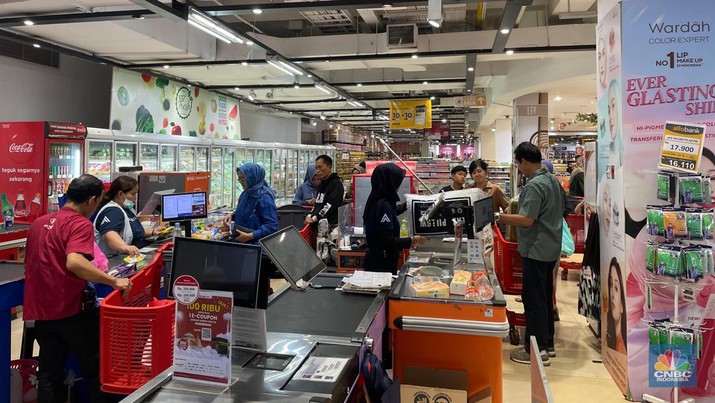 Suasana saat berlangsungnya Full Day Sale di Transmart Cilandak, Jakrta, Minggu (22/9/2024). (CNBC Indonesia/Romys Binekasari)