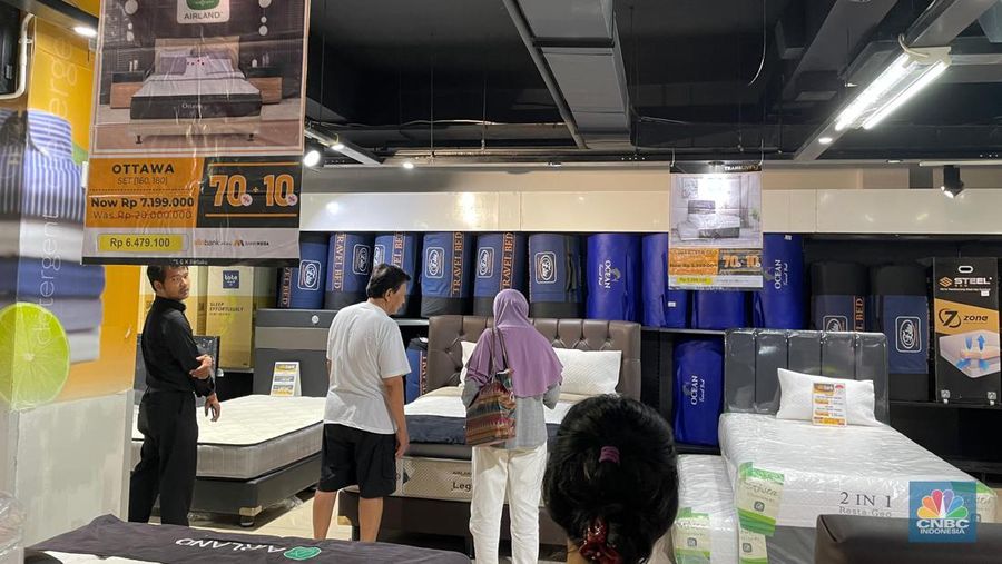 Suasana saat berlangsungnya Full Day Sale di Transmart Cilandak, Jakrta, Minggu (22/9/2024). (CNBC Indonesia/Romys Binekasari)