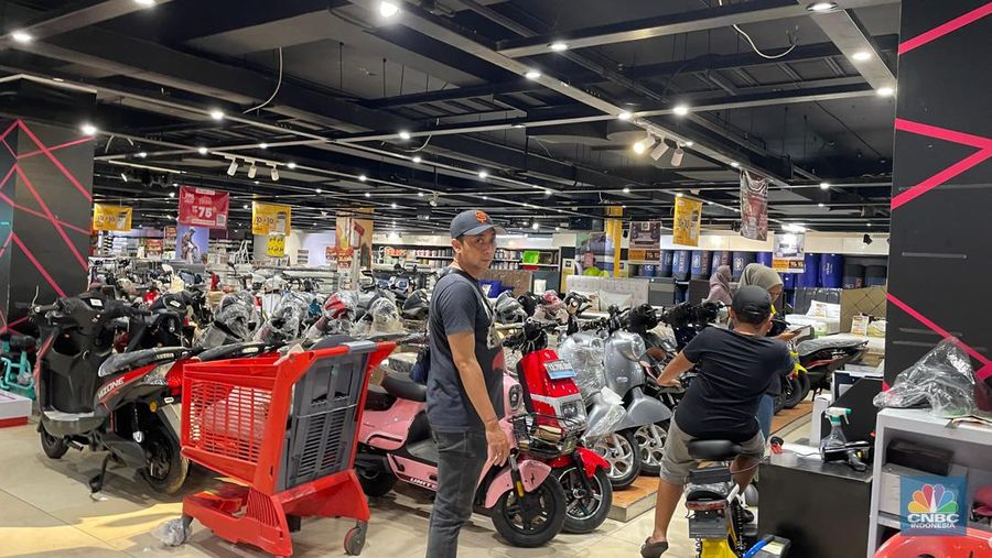 Suasana saat berlangsungnya Full Day Sale di Transmart Cilandak, Jakrta, Minggu (22/9/2024). (CNBC Indonesia/Romys Binekasari)