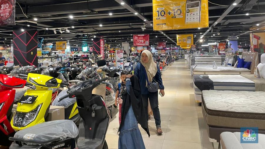 Suasana saat berlangsungnya Full Day Sale di Transmart Cilandak, Jakrta, Minggu (22/9/2024). (CNBC Indonesia/Romys Binekasari)