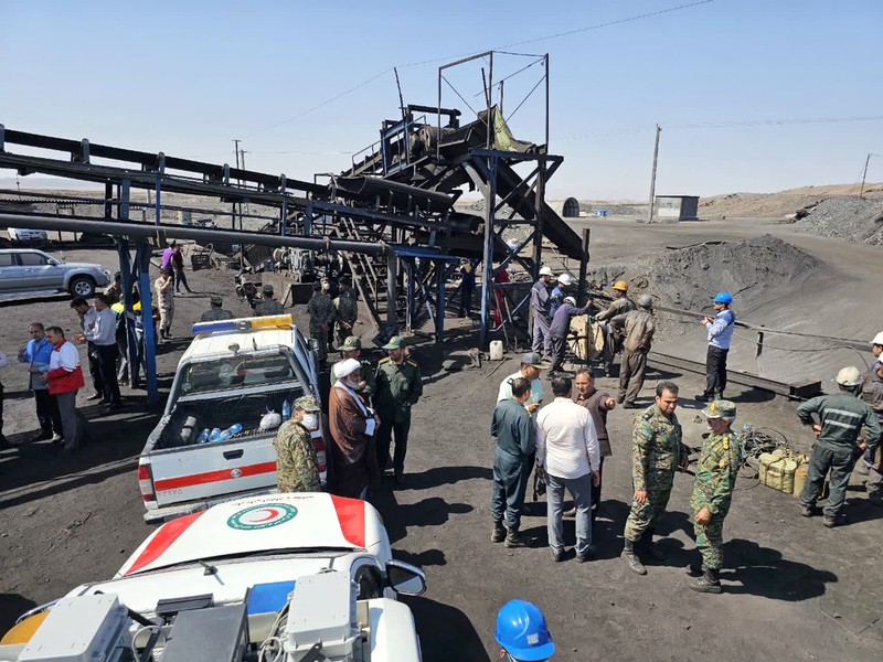 Tim penyelamat bekerja setelah ledakan gas pada tambang batu bara di Provinsi Khorasan Selatan, Iran, Minggu (22/9/2024). (West Asia News Agency Handout via REUTERS) Tim penyelamat bekerja setelah ledakan gas pada tambang batu bara di Provinsi Khorasan Selatan, Iran, Minggu (22/9/2024). (West Asia News Agency Handout via REUTERS)