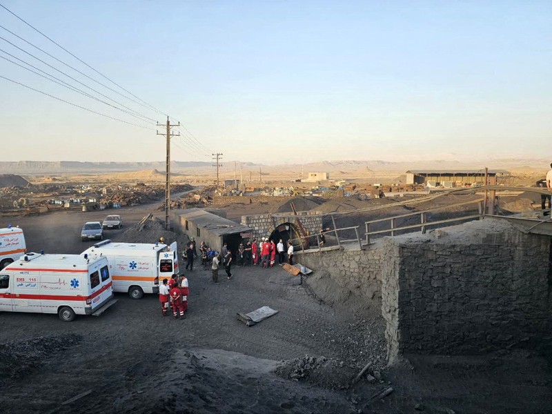 Tim penyelamat bekerja setelah ledakan gas pada tambang batu bara di Provinsi Khorasan Selatan, Iran, Minggu (22/9/2024). (West Asia News Agency Handout via REUTERS) Tim penyelamat bekerja setelah ledakan gas pada tambang batu bara di Provinsi Khorasan Selatan, Iran, Minggu (22/9/2024). (West Asia News Agency Handout via REUTERS)