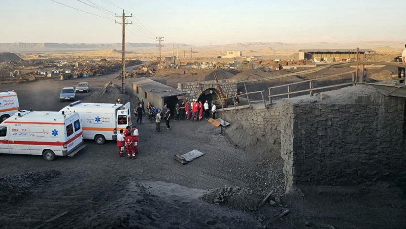 Tim penyelamat bekerja setelah ledakan gas pada tambang batu bara di Provinsi Khorasan Selatan, Iran, Minggu (22/9/2024). (West Asia News Agency Handout via REUTERS)