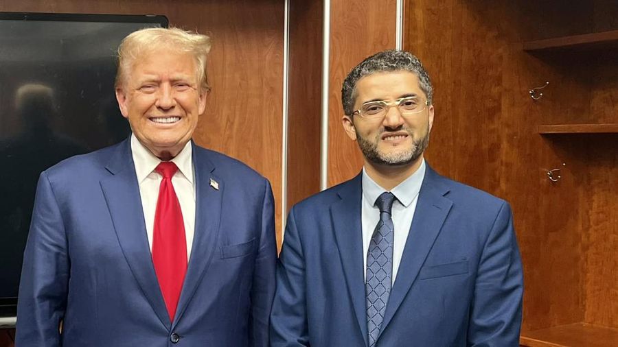 Amer Ghalib, Wali Kota Hamtramck berfoto bersama calon Presiden AS Donald Trump. (Facebook/Ameer Ghalib)