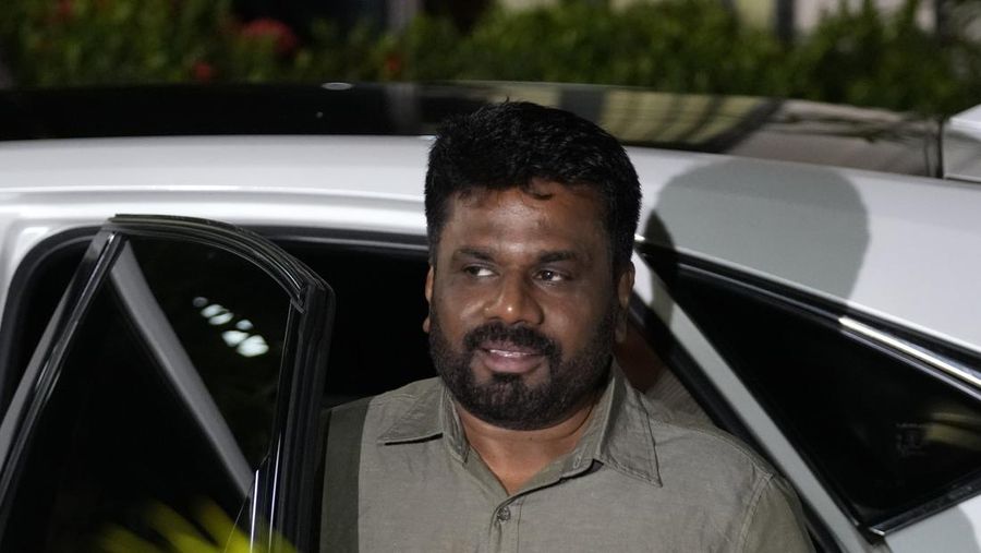 Anggota parlemen Marxis Anura Kumara Dissanayake tiba di kantor komisi pemilihan setelah memenangkan pemilihan presiden Sri Lanka, di Kolombo, Sri Lanka, Minggu, 22 September 2024. (AP Photo/Eranga Jayawardane)